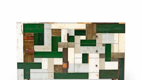 Die Kommode in hochglänzend lackiertem Altholz, Multiplex und alten Türbeschlägen erinnert auf den ersten Blick an eine Patchworkdecke, bei der Reste verschiedener Stoffe zu einem neuen Textil zusammengefügt werden: Die Farben der einzelnen Flicken können homogen, kunterbunt oder subtil abgestuft sein. Hier ergeben die unterschiedlichen Oberflächen unter dem Hochglanzlack bei aller scheinbaren Zufälligkeit im Zusammenklang ein sorgfältig komponiertes Bild wie bei einem Mosaik!Einzelstück, 1500 x 500 x 900 mm Fotos: Piet Hein Eek