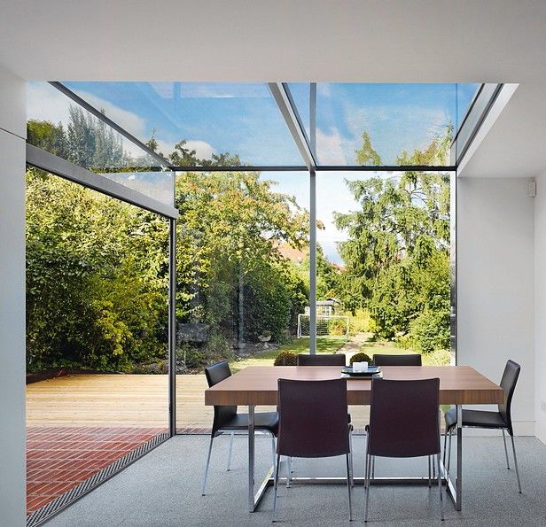 Dining_room_in_a_modern_extension_with_glass_roof.