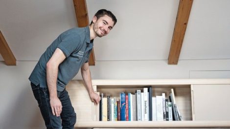 Johannes Müller öffnet sein Meisterstück, das Sideboard »Biblioteca«