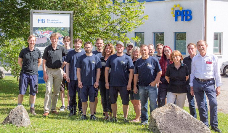 Das wachsende PfB-Team im Juli 2022 Foto: PfB GmbH & Co. Prüfzentrum für Bauelemente KG