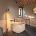 Der Badbereich im OG des Schlafhauses verspricht Wellness pur für die Gäste – individuell ausgestattet in Travertin Fotos: Oliver Jaist (9), Holzrausch (4)