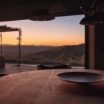 Das seitlich verschiebbare Panoramfenster sorgt für einen freien Blick in die Chianti-Hügelketten im Herz der Toskana Foto: Oliver Jaist