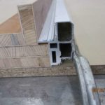 Simi-lar by Barthel, Holz trifft flächenbündig Beton: Die Zarge als Teil der Betonwand ab Werk