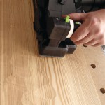 Holz bürsten oder hacken: mit wenig Aufwand lässt sich eine rustikale Oberfläche erzeugen