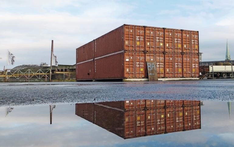 Sabine und Johannes Grimme haben ihre Schreinerei in 16 Übersee-Container im Münsteraner Hafen eingebaut.
