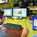 CAD/CAM im Treppenbau: Andreas Schmitt lässt eine Fräs-Simulation in SolidWorks ablaufen