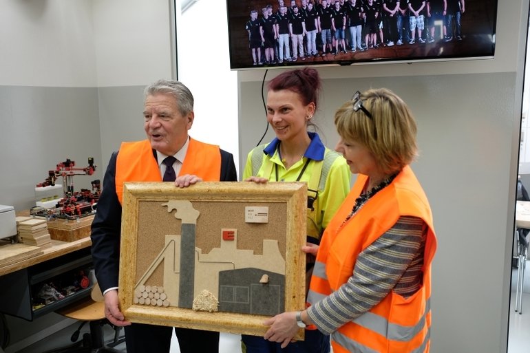Gauck besucht Egger-Werk in Wismar