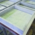 Die Warenbehältnisse kombinieren echte Carrara-Oberflächen mit der komfortablen Leichtigkeit der Hybridwerkstoffe