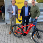 Gewinnspiel-Preisträger Tim Gosewinkel (re.) durfte ein E-Bike mit nach Hause nehmen Foto: Adler-Werk Lackfabrik Johann Berghofer GmbH & Co KG