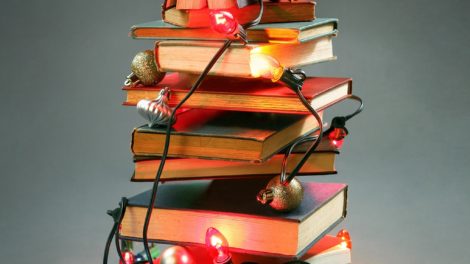 Tag des Weihnachtsbaums aus Büchern