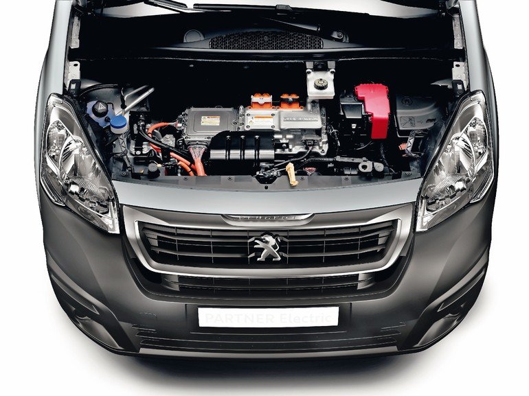 Aufmacher_Peugeot-Partner-Electrique-Motorraum.jpg