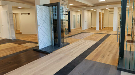 Mit ihren 60 großflächig verlegten Bodenbelägen und den 30 weitläufigen Terrassendielen gibt die neue Ausstellung einen einzigarten Einblick in das Becher-Produktsortiment Foto: Becher GmbH & Co. KG