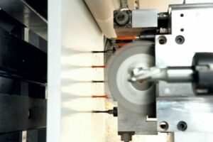 Brema-Eko-Bearbeitungszentren: Das vertikale Konzept erleichtert das Positionieren, schont die Werkstücke und hält die Maschine sauber
