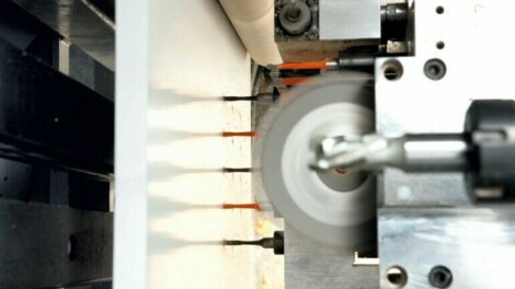 Brema-Eko-Bearbeitungszentren: Das vertikale Konzept erleichtert das Positionieren, schont die Werkstücke und hält die Maschine sauber