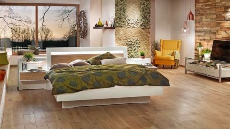 Zimmer mit Massivholzdielen und Bett
