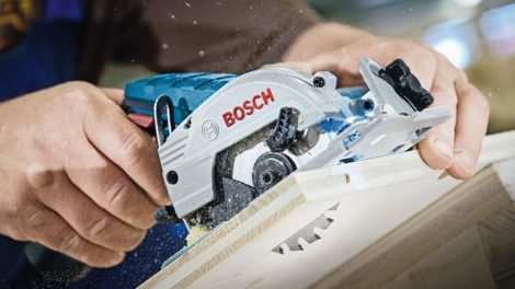 19-mm-Dreischichtplatten haut eine 12-V-Säge locker weg Foto: Bosch Power Tools