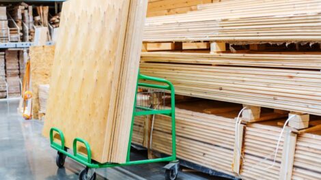 Umsätze im Holzhandel sinken um 15 %