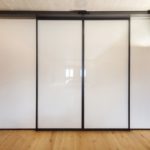 Mit einem integrierten Ganzglassystem lässt sich ein offenes Büro in einen sichtgeschützten Konferenzraum verwandeln Foto: Geze GmbH