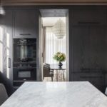Penthouse-Innenausbau von JBW: Die Küche mit Arbeitstisch in weißem Marmor und schwarz gebeizten Einbauten Fotos: Nick Strauss