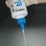 »STP-Klebstoff 605.1«: Punktuelles Auftragen aus der Spritzflasche ist aufgrund der günstigen Viskosität und Fließfähigkeit möglich Foto: Kleiberit