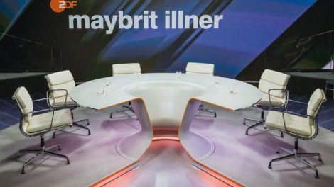 Den hat jeder schon mal im Fernsehen gesehen: Der Studiotisch von Talkqueen Maybrit Illner wurde in der Schreinerei Hinterland gebaut Foto: Svea Pietschmann/Bieling Design
