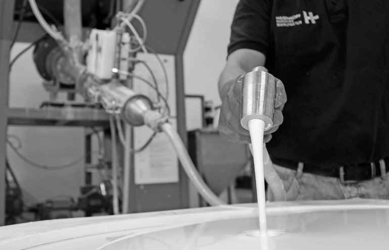 Für sein Produkt Miraklon hat Hasenkopf ein Verfahren entwickelt, um Mineralwerkstoffe im Giessverfahren zu Formteilen zu verarbeiten