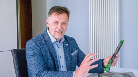 Michael Müller, Geschäftsführer OPK Europe, beschreibt das technisch Faszinierende der OPK-Schiebebeschläge