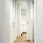 Innenausbau einer Mailänder Villa: Raumhohe Elemente, mal als Dreh- mal als Schiebetür Foto: Eclisse