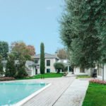Mailänder Villa: Die Anlage umfasst auch einen Pool und ein kleines Gästehaus Fotos: Eclisse