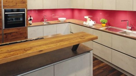 Holz und Imi-Beton prägen die Gestaltung dieser Personalküche Foto: Otto Ebersberger GmbH & Co. KG