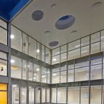 Alle Nutzflächen des »gestapelten« Schulgebäudes bekommen viel Licht über Pfosten-Riegel-Fassaden