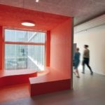 Fünf Farbzuordnungen gliedern unterschiedliche Kommunikationsbereiche, ordnen das Schulgebäude und orientieren den Weg zu den Treppenhäusern Foto: Thomas Mayer, Neuss