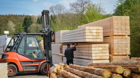 Holzindustrie - Sägewerk, Bauholz wird gestapelt